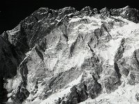 C01B13P07 27 : クンブ ヌプツェ 氷河 火の玉花崗岩