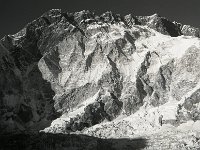 C01B13P07 30 : クンブ ヌプツェ 氷河 火の玉花崗岩