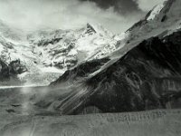 C01B15P01 02 : クンブ デブリ氷河