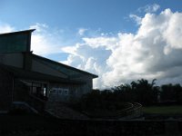 2008 08 21N01 008 : ポカラ 国際山岳博物館 庭 雲