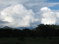 2008 08 21N01 011 : ポカラ 国際山岳博物館 庭 雲