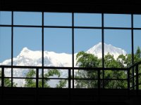 2008 11 11N03 004 : アンナプルナ ポカラ 二峰 四峰 国際山岳博物館 窓 見学者