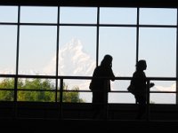 2008 11 11N03 021 : ポカラ マチャプチャリ 国際山岳博物館 窓 見学者
