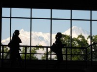 2008 11 11N03 022 : アンナプルナ ポカラ 二峰 四峰 国際山岳博物館 窓 見学者