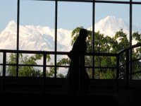 2008 11 11N03 027 : アンナプルナ ポカラ 二峰 四峰 国際山岳博物館 窓 見学者