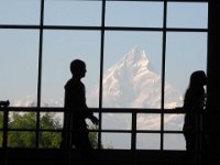 2008 11 11N03 030 : ポカラ マチャプチャリ 国際山岳博物館 窓 見学者