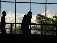 2008 11 11N03 031 : アンナプルナ ポカラ 二峰 四峰 国際山岳博物館 窓 見学者