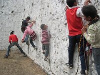 2010 03 06N01 014 : ドイツ人教師 ポカラ 国際山岳博物館 岩登り教室