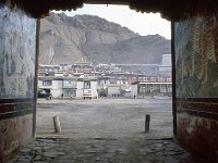 C04B03S08 13 : タシルンブ寺院, チベット, １９８０年チベット科学討論会