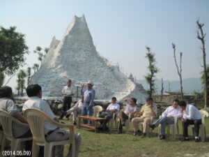 写真4　 安藤さんのマナスル・モデル前で開かれるマナスル峰登頂記念式典
