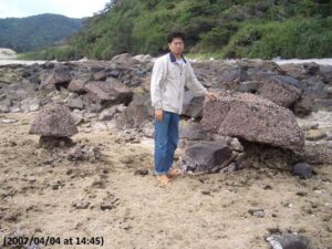 写真　 阿嘉島のキノコ岩