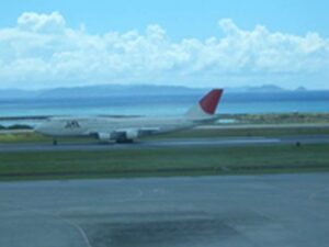 写真３（左）那覇空港からみる慶良間列島の平坦面地形