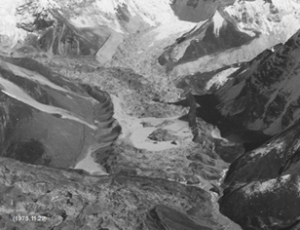 写真７　1975年のイムジャ氷河湖　