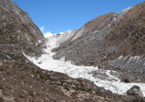 写真１１　ゴジュンバ氷河末端の流出口　